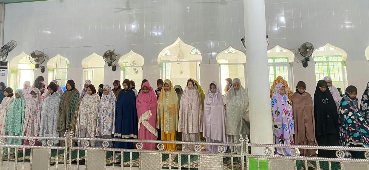 Mewujudkan Visi Wajo Religius. Masyarakat Desa Sappa Melaksanakan Sholat Dhuha Berjamaah.